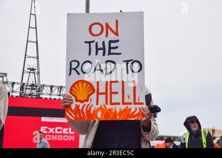 Londres, Royaume-Uni. 23rd mai 2023. Les activistes du climat manifestent à l'extérieur du centre Excel de l'est de Londres lors de l'assemblée générale annuelle du géant pétrolier Shell. Des dizaines d'activistes l'ont également amené sur place et ont perturbé la réunion du géant pétrolier avant d'être transportés et escortés par les forces de sécurité. Credit: Vuk Valcic/Alamy Live News Banque D'Images