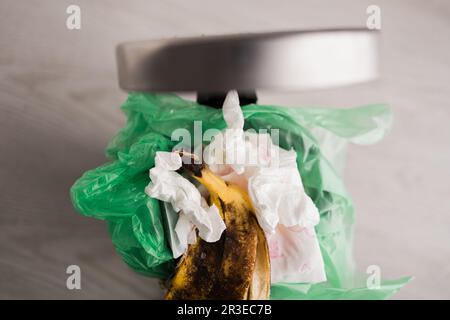 Déchets alimentaires dans la poubelle. Déchets non triés. Le gaspillage alimentaire est un problème mondial urgent. La perte de nourriture est la nourriture qui est mise au rebut ou perdue non mangé. Banque D'Images