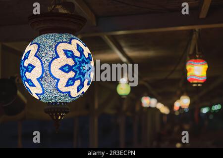 Lampe turque traditionnelle bleue ou lanterne faite à la main, mise au point sélective sur la lanterne, arrière-plan flou, lanternes en souvenir populaires dans le café du soir Banque D'Images