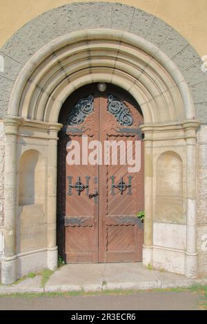 La photo a été prise à Budapest. Sur la photo il y a une porte en bois solide du château de Vajdahunyad. Banque D'Images