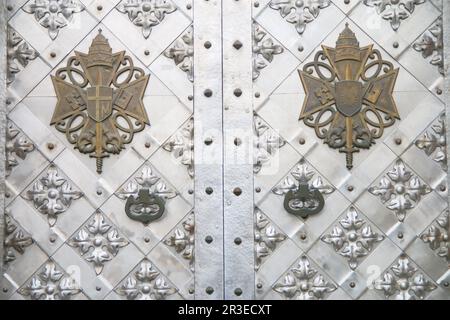 La photo a été prise dans la vieille ville de Kamenetz-Podolsk en Ukraine. La photo montre une porte métallique élégante du temple. Sur la porte accroché l'ancien Banque D'Images