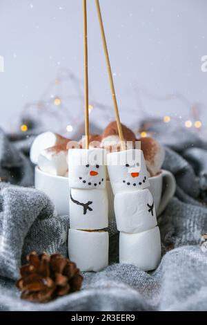 Deux bonshommes de neige joyeux et drôles. Des amis guimauves. Bricolage. Un régal pour les enfants, un bonimauque amusant bonhomme de neige. Noël hiver Banque D'Images