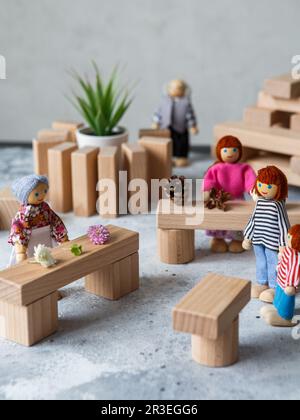 Construction de jouets en bois avec des blocs de bois écologiques fabriqués à partir de bois durables. Bois Banque D'Images