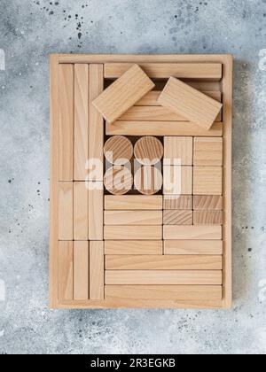 Construction de jouets en bois avec des blocs de bois écologiques fabriqués à partir de bois durables. Bois Banque D'Images