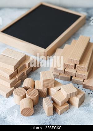Construction de jouets en bois avec des blocs de bois écologiques fabriqués à partir de bois durables. Bois Banque D'Images
