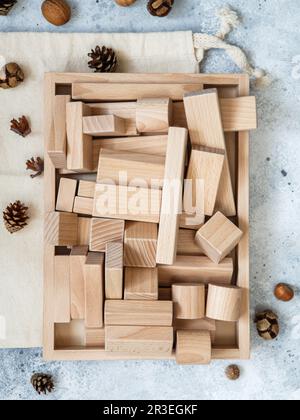 Construction de jouets en bois avec des blocs de bois écologiques fabriqués à partir de bois durables. Bois Banque D'Images