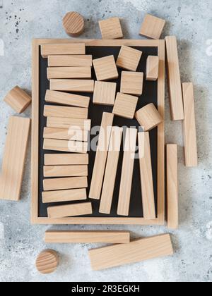 Construction de jouets en bois avec des blocs de bois écologiques fabriqués à partir de bois durables. Bois Banque D'Images