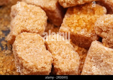 Cubes de sucre de canne brun isolé sur fond blanc Banque D'Images