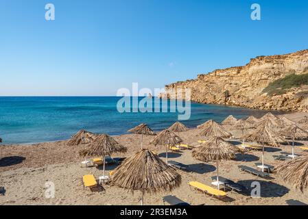 Plage avec chaises de plage et parasols à Tropetra en Crète Banque D'Images