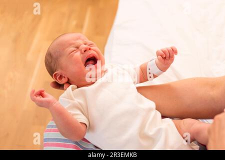 Maman tient son bébé hurlant dans ses bras Banque D'Images