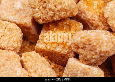 Cubes de sucre de canne brun isolé sur fond blanc Banque D'Images