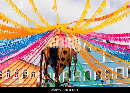 Salvador, Bahia, Brésil - 16 juin 2022: Ballon et drapeaux colorés ornent le Pelourinho pour la fête de Sao Joao, à Salvador, Bahia. Banque D'Images