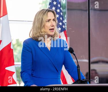 Washington, États-Unis. 17 mai 2023. L'ambassadeur du Canada aux États-Unis, Kirsten Hillman, prononce des remarques lors d'une réception à l'intention des membres de l'équipage de premier plan Artemis II à l'ambassade du Canada, à 17 mai 2023, à Washington, D.C. La mission sur la lune Artemis II comprend l'astronaute Jeremy Hansen de l'Agence spatiale canadienne et trois astronautes de la NASA. Credit: Keegan Barber/NASA/Alamy Live News Banque D'Images