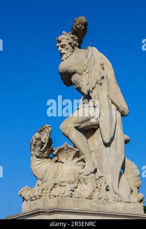 Sculpture d'homme avec cudgel combattant avec dragon en face du Palais de Branicki à Bialystok Banque D'Images