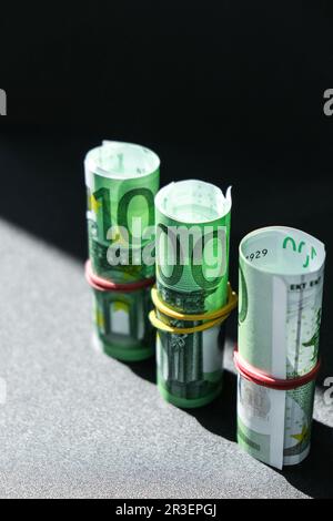 Gros plan sur la liste des Euro Money. Jeu de billets en euros - monnaie de l'UE. Roulé avec des billets d'euro en caoutchouc. Budget des affaires de richesse et de prospérité finan Banque D'Images