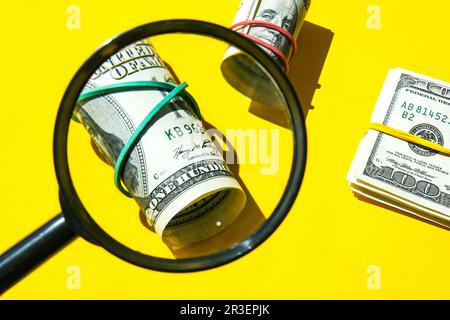 Loupe sur le fond d'un paquet de dollars gros-up, cent dollars franklin, mille texture, backgrou Banque D'Images