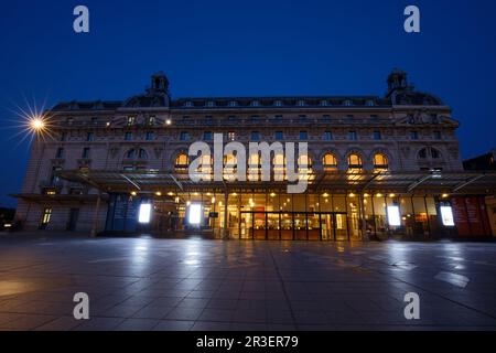 Paris, France - 18 mai , 2023 : l'entrée principale du musée d'Orsay , qui était à l'origine une gare construite pour l'exposition mondiale de 1900 en Pa Banque D'Images