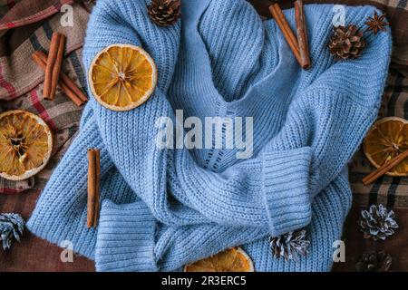 Chandail bleu et bâtonnets de cannelle et étoile anis. Séchez les tranches d'orange-agrumes et les cônes. Cocktail chaud d'hiver. Noël, Thanksgi Banque D'Images