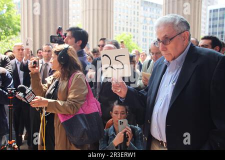 New York, États-Unis. 23rd mai 2023. Jeff Gural, entrepreneur immobilier et propriétaire partiel du bâtiment Flatiron, offre sur le «bâtiment de fer» lors d'une vente aux enchères sur les marches à l'extérieur d'un palais de justice de Manhattan. Le célèbre bâtiment triangulaire de New York a été mis aux enchères lors de la deuxième tentative pour 161 millions de dollars américains (environ 150 millions d'euros). Le développeur immobilier Gural a remporté l'offre. Credit: Christina Horsten/dpa/Alay Live News Banque D'Images