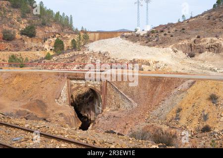 Paysage d'un tunnel dans les mines Rio Tinto avec un pont avec des voies de chemin de fer et des arbres en arrière-plan Banque D'Images