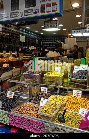 Des piles d'olives en vente sur le marché de Kadikoy, à Istanbul Banque D'Images