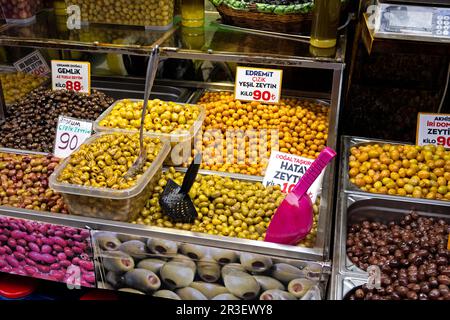 Des piles d'olives en vente sur le marché de Kadikoy, à Istanbul Banque D'Images