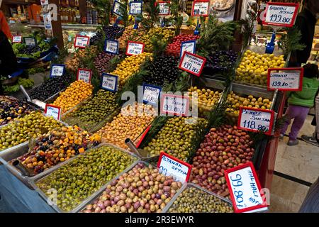 Des piles d'olives en vente sur le marché de Kadikoy, à Istanbul. Banque D'Images