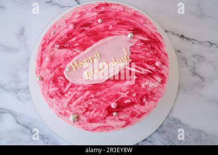 TEXTE JOYEUX ANNIVERSAIRE sur gâteau rose.Concept de fête.Design moderne et minimaliste Banque D'Images