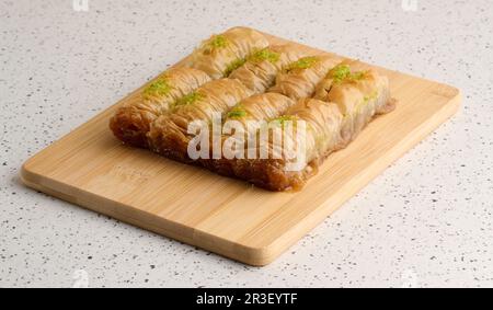 Morceaux de baklava cuite au miel et parsemés de pistaches Banque D'Images