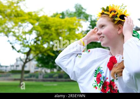 Belle jeune fille adolescente dans une couronne pour des vacances ukrainiennes avec un ami communiquer lieu pour la publicité texte tradition ukrainienne mettre une couronne sur sa tête tressé tressée braid chemises brodées Banque D'Images