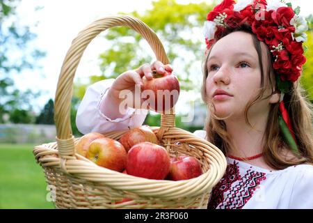 Belle jeune fille adolescente dans une couronne pour des vacances ukrainiennes avec un ami communiquer lieu pour la publicité texte tradition ukrainienne mettre une couronne sur sa tête tressé tressée braid chemises brodées Banque D'Images