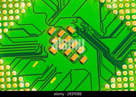 Gros plan des puces et des broches sur la carte de circuit imprimé du processeur principal de l'ordinateur de l'UC. Banque D'Images