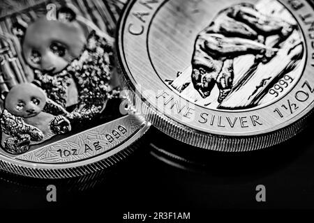 Gros plan de Silver Bullion coin sur fond noir miroir Banque D'Images