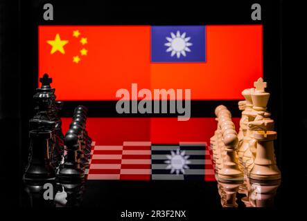 Image conceptuelle de la guerre entre la Chine et Taïwan en utilisant des pièces d'échecs et des drapeaux nationaux Banque D'Images