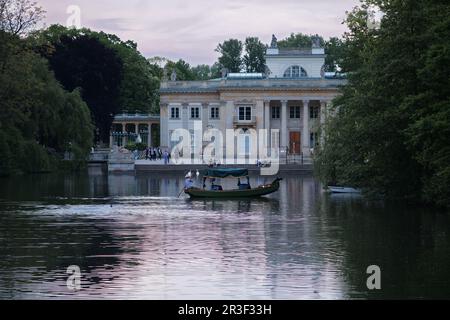 Palais des bains royaux et lac dans le parc de Varsovie Łazienki. Banque D'Images
