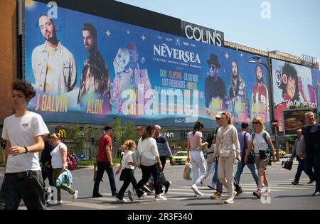 Bucarest, Roumanie. 23rd mai, 2023: Une bannière publicitaire très grande Neversea Festival est exposé sur le centre commercial Unirea, dans le lieu le plus couronnement Banque D'Images