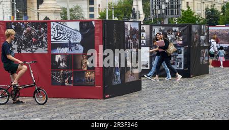 Bucarest, Roumanie. 23rd mai 2023: World Press photo 2023 exposition en plein air sur la place de l'Université de Bucarest. L'exposition, ouverte sur 5 mai, ca Banque D'Images