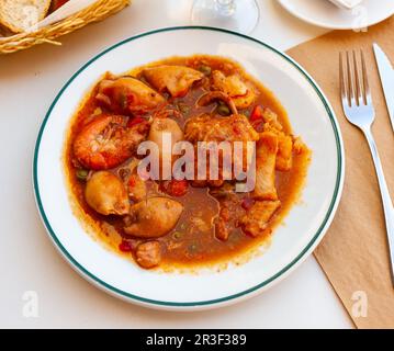 Zarzuela de fruits de mer espagnols avec poissons, mollusques de mer et crustacés Banque D'Images