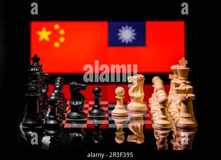 Image conceptuelle de la guerre entre la Chine et Taïwan en utilisant des pièces d'échecs et des drapeaux nationaux Banque D'Images