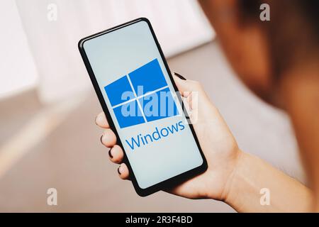 Dans cette illustration, le logo Microsoft Windows s'affiche sur l'écran d'un smartphone. Banque D'Images