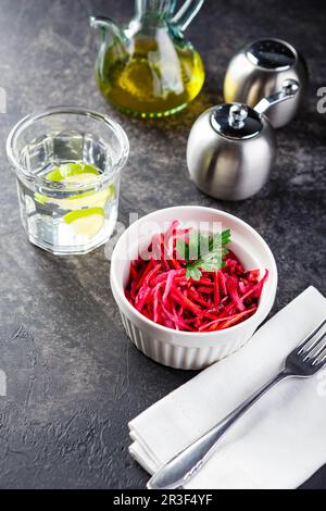 Table de dîner avec différents plats, menu fixe pour un déjeuner sain et nutritif au restaurant, déjeuner d'affaires Banque D'Images