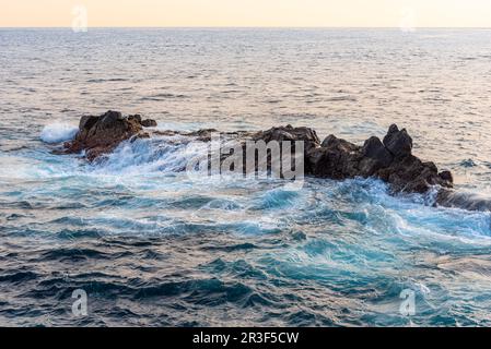 Vagues déferlantes sur les falaises des formations rocheuses côtières en face de l'île de la Gomera Banque D'Images