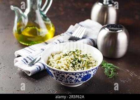 Table de dîner avec différents plats, menu fixe pour un déjeuner sain et nutritif au restaurant, déjeuner d'affaires Banque D'Images