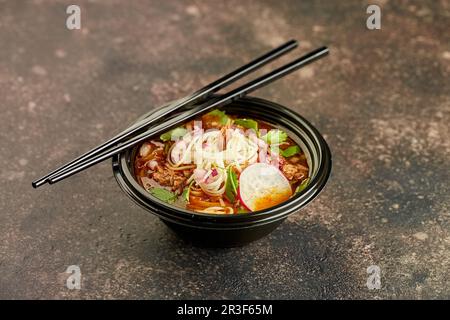 Birria ramen, soupe de consomme avec bœuf et nouilles. Mélange de cuisine mexicaine et asiatique Banque D'Images