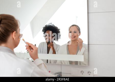 Les jeunes femmes heureux ont soin de la peau spa jour Banque D'Images