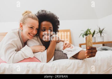 Les meilleurs amis prennent des selfies au spa Banque D'Images