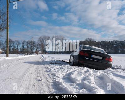 Voiture coincé dans la neige Banque D'Images