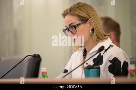 Washington, États-Unis d'Amérique. 16 mai 2023. Le sénateur des États-Unis Kyrsten Sinema, I-Ariz, interroge l'administrateur de la NASA Bill Nelson, lors de la réunion du Comité sénatorial sur le commerce, la science et les transports au cours de l'audience budgétaire de l'exercice 2024, à l'édifice Russell du Bureau du Sénat, à 16 mai 2023, à Washington, D.C. Credit: Bill Ingalls/NASA/Alamy Live News Banque D'Images