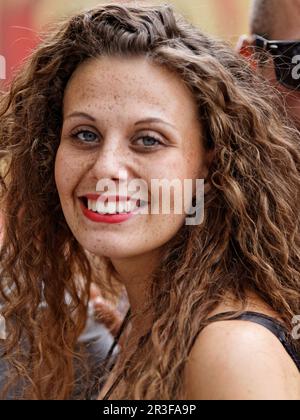 portrait de belle fille blonde avec des dents blanches et des cheveux bruns Banque D'Images