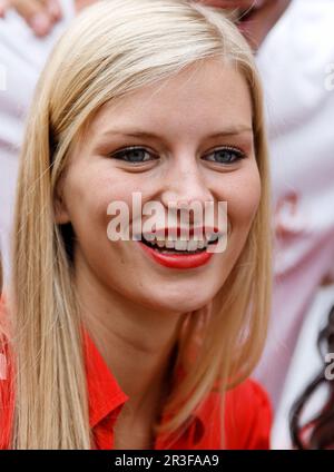 portrait de belle fille blonde avec des dents blanches, et blouse rouge Banque D'Images